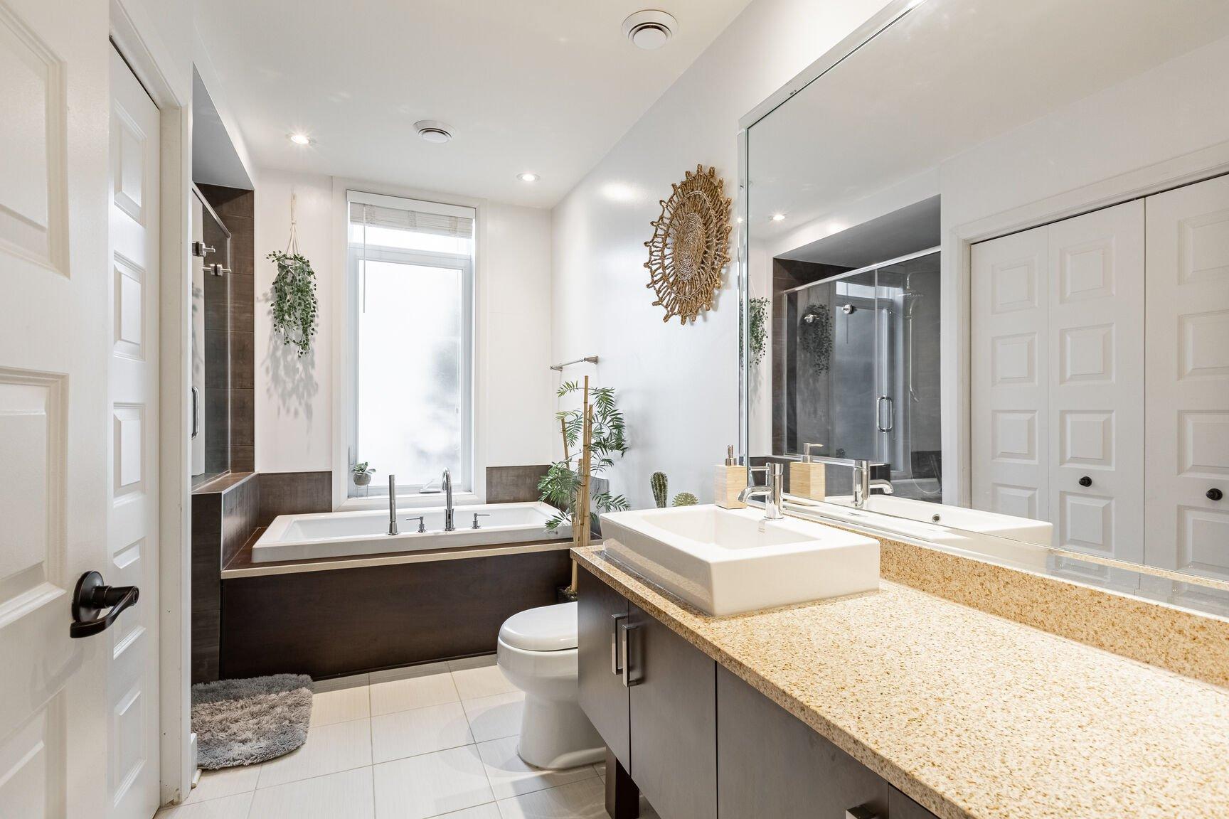 









3210


Rue des Francs-Bourgeois

,
Boisbriand,




QC
J7H0B9

