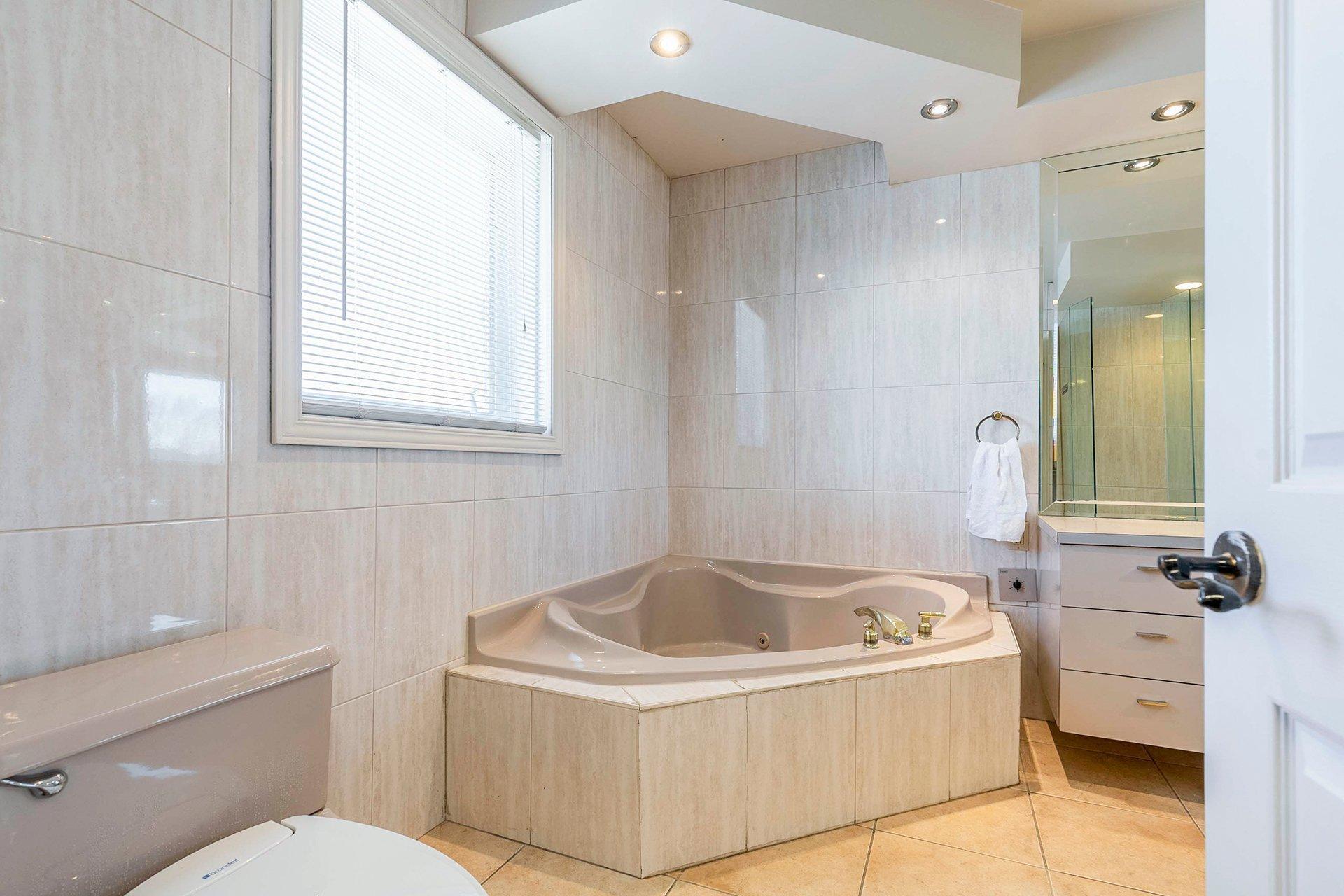 









2


Rue Lamont

,
Dollard-des-Ormeaux,




QC
H9B2H5

