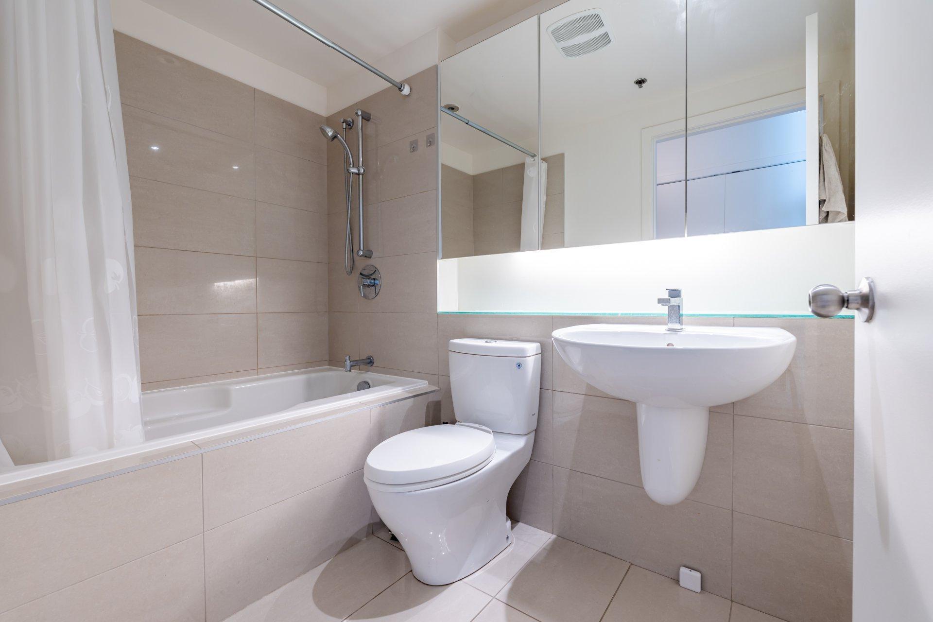 









1414


Rue Chomedey

, 455,
Montréal (Ville-Marie),




QC
H3H0A2

