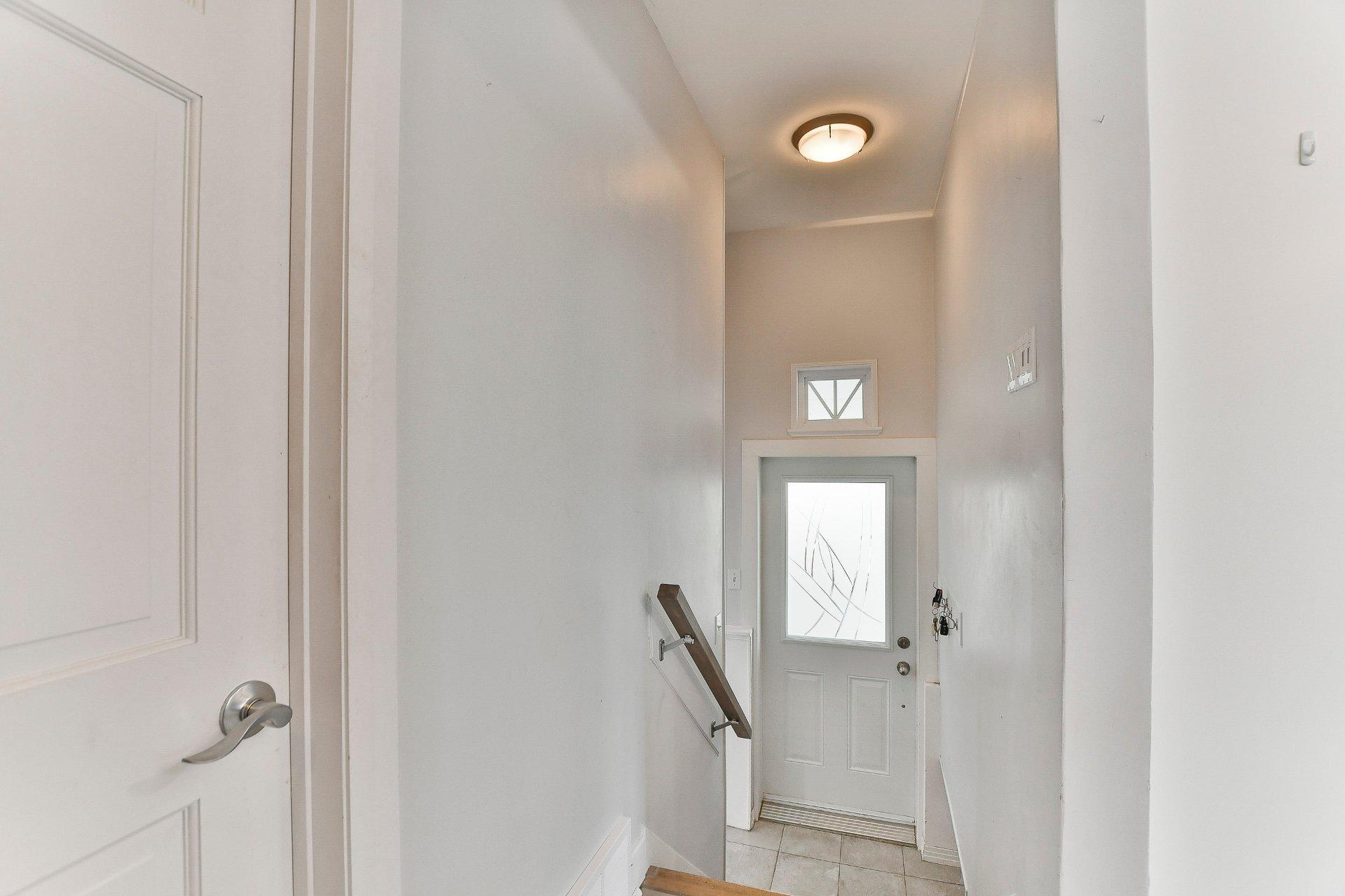









8835


Av. Gravel

,
Laval (Saint-François),




QC
H7A1P2

