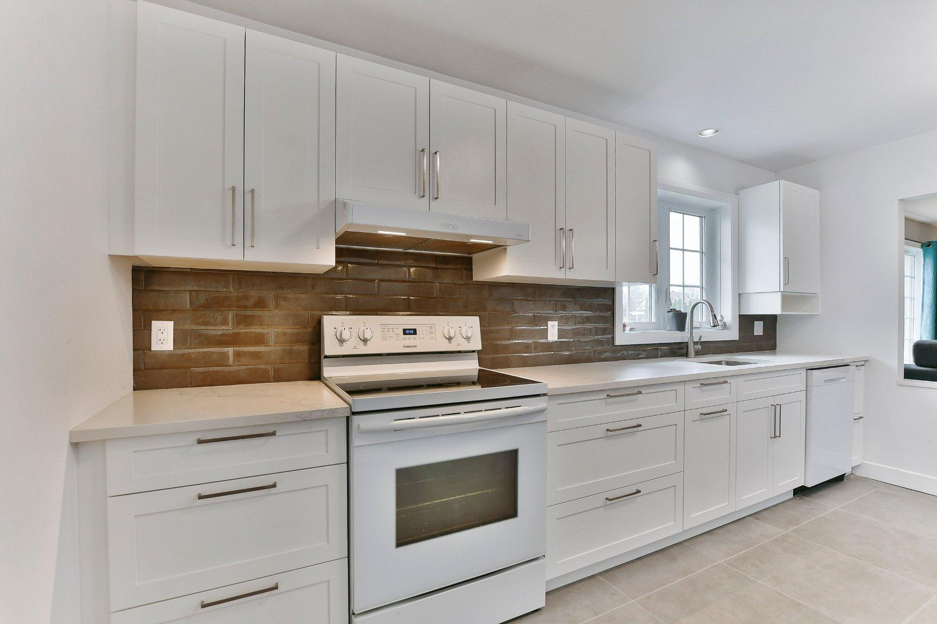 









8835


Av. Gravel

,
Laval (Saint-François),




QC
H7A1P2

