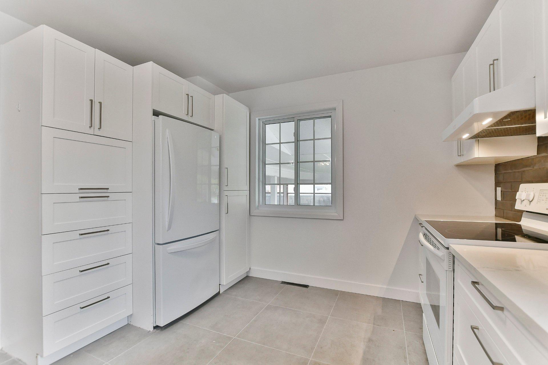 









8835


Av. Gravel

,
Laval (Saint-François),




QC
H7A1P2

