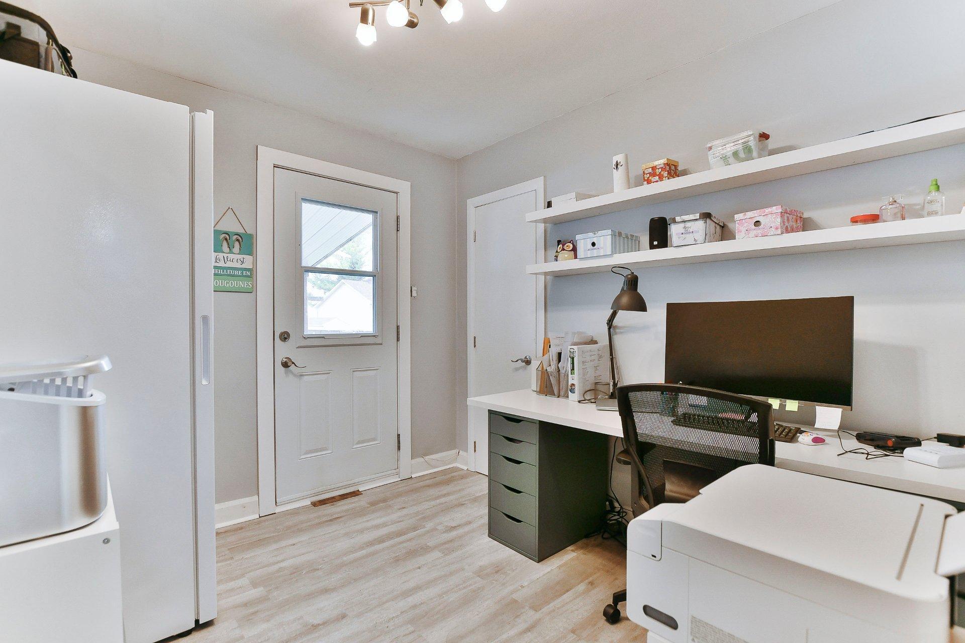 









8835


Av. Gravel

,
Laval (Saint-François),




QC
H7A1P2

