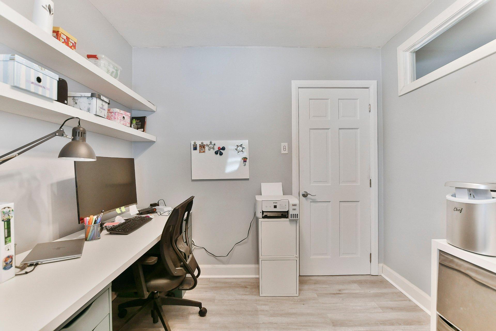 









8835


Av. Gravel

,
Laval (Saint-François),




QC
H7A1P2

