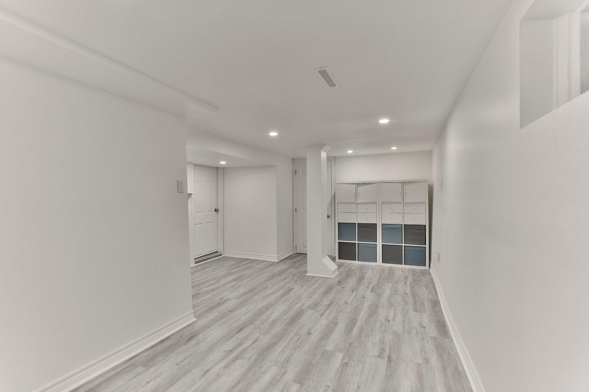 









8835


Av. Gravel

,
Laval (Saint-François),




QC
H7A1P2

