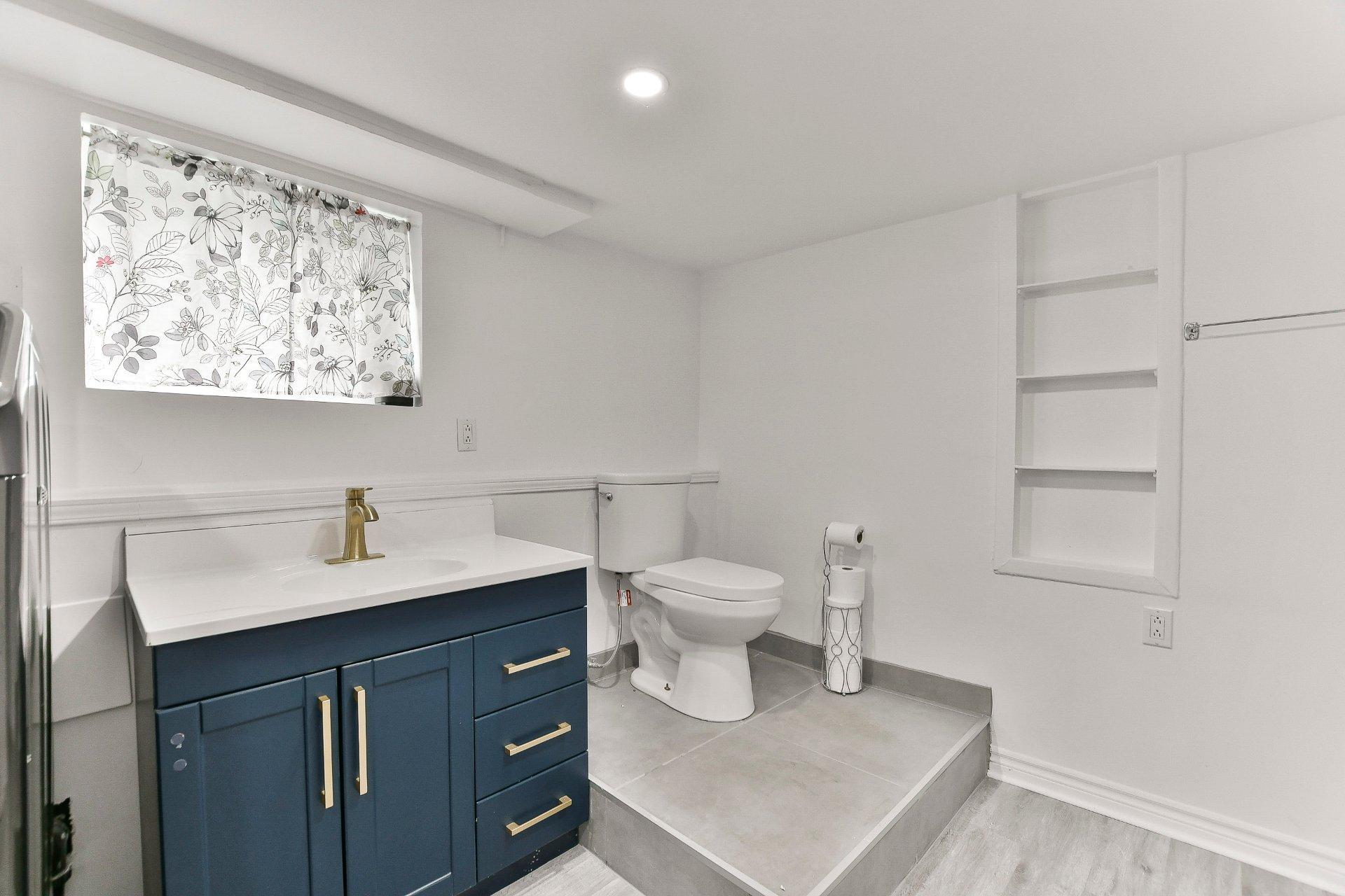 









8835


Av. Gravel

,
Laval (Saint-François),




QC
H7A1P2

