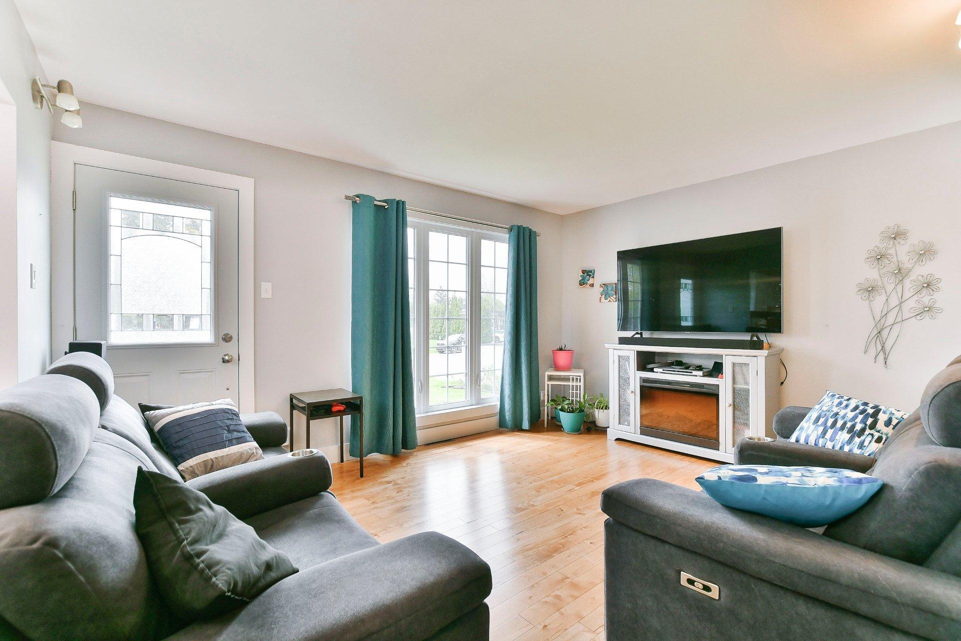 









8835


Av. Gravel

,
Laval (Saint-François),




QC
H7A1P2

