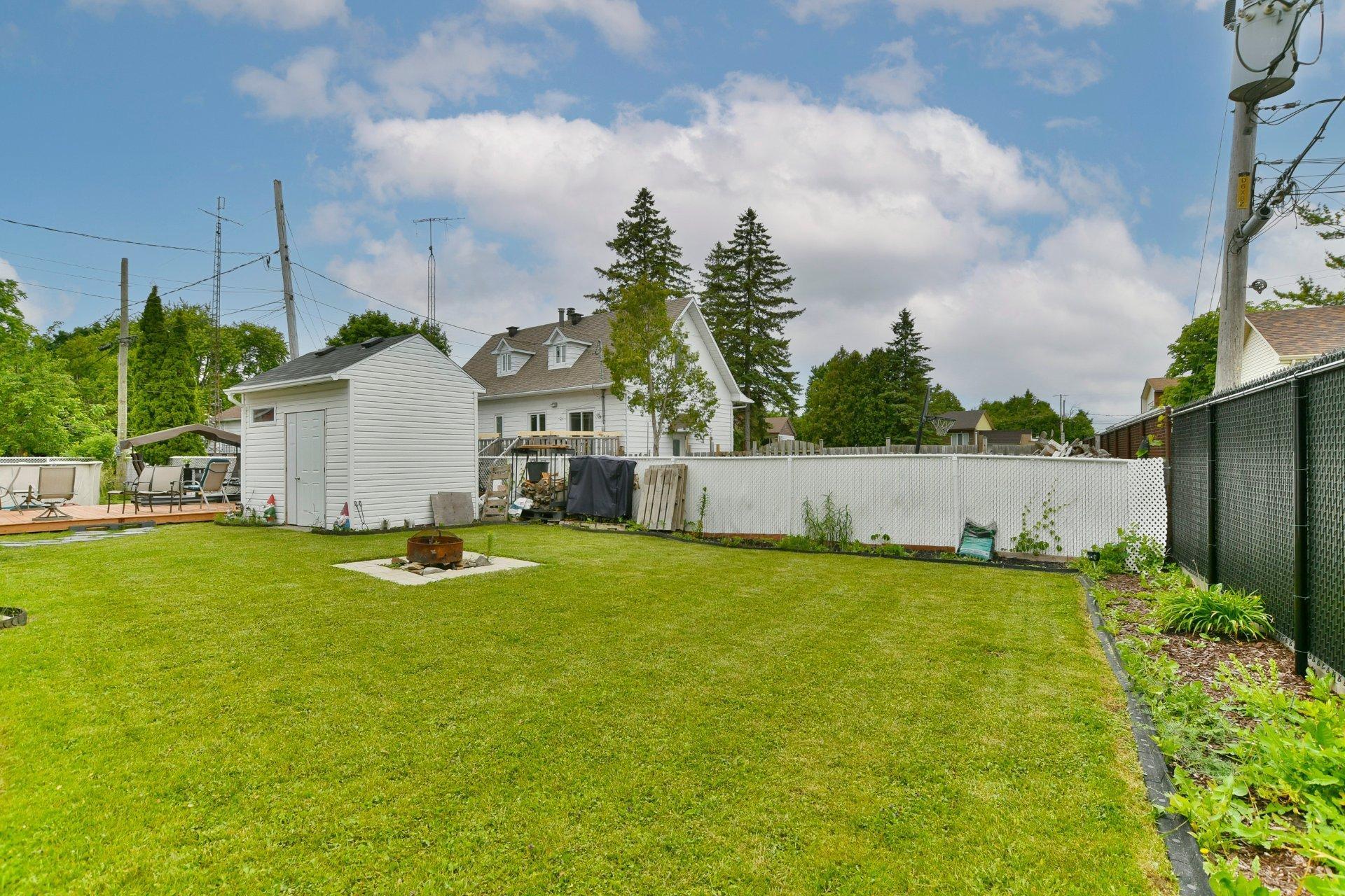 









8835


Av. Gravel

,
Laval (Saint-François),




QC
H7A1P2

