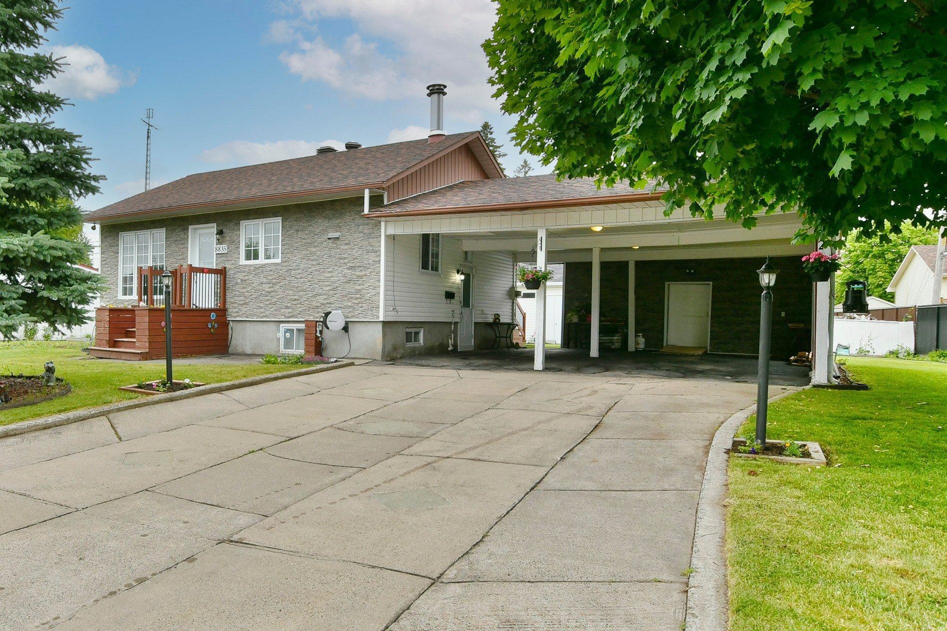 









8835


Av. Gravel

,
Laval (Saint-François),




QC
H7A1P2

