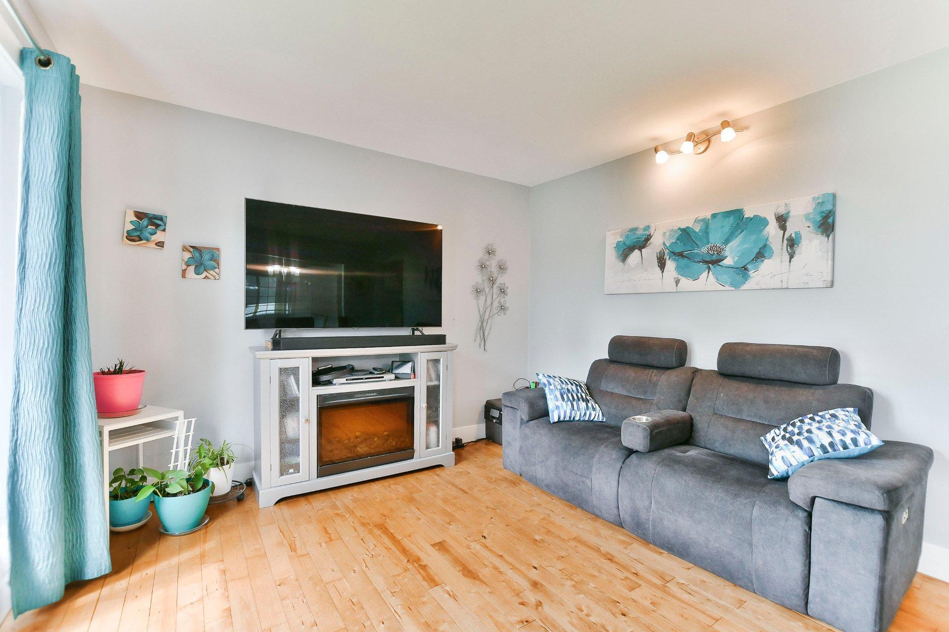 









8835


Av. Gravel

,
Laval (Saint-François),




QC
H7A1P2

