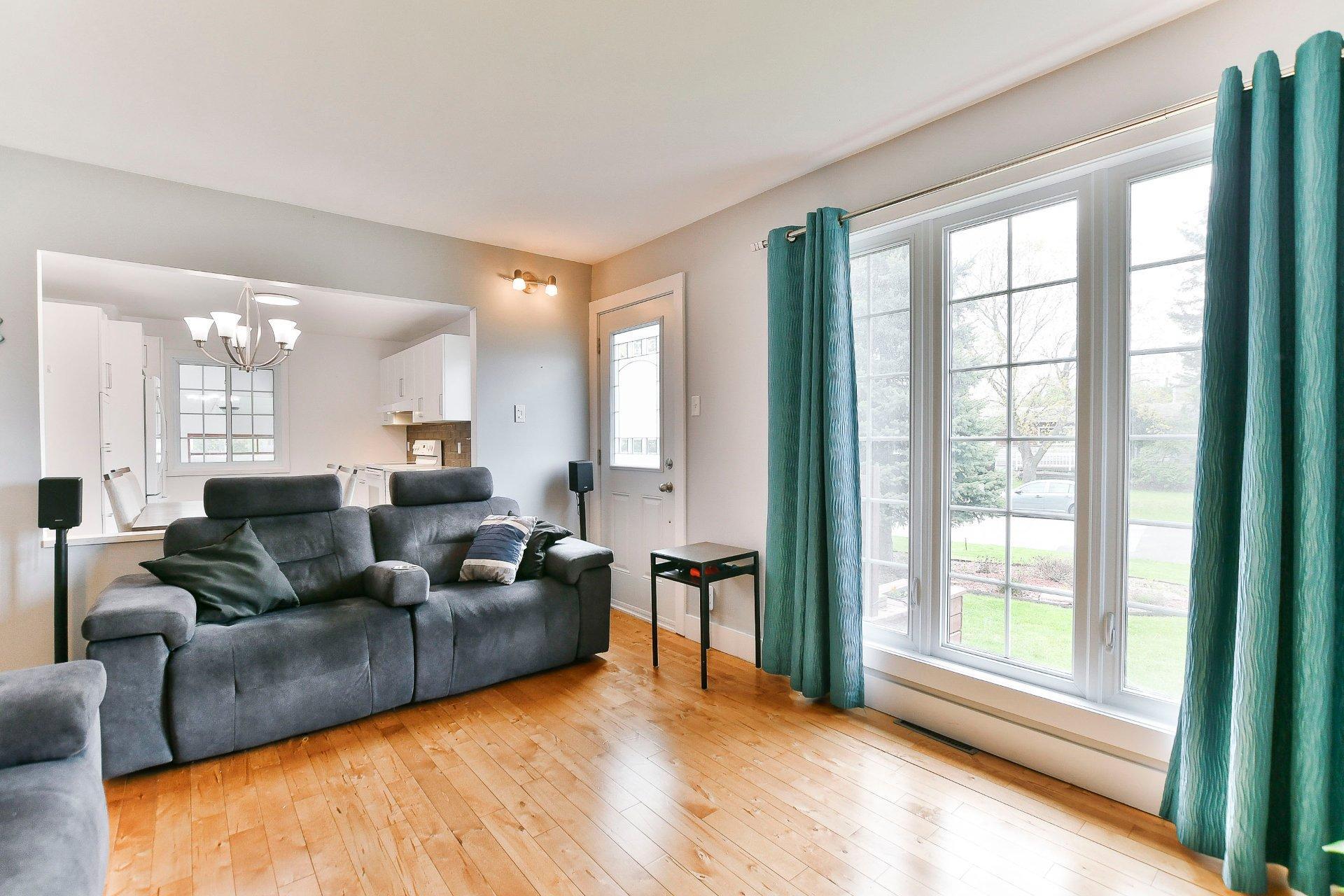 









8835


Av. Gravel

,
Laval (Saint-François),




QC
H7A1P2

