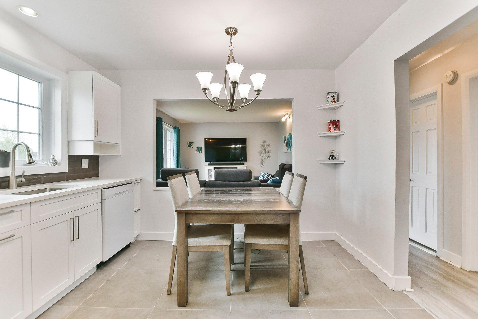 









8835


Av. Gravel

,
Laval (Saint-François),




QC
H7A1P2

