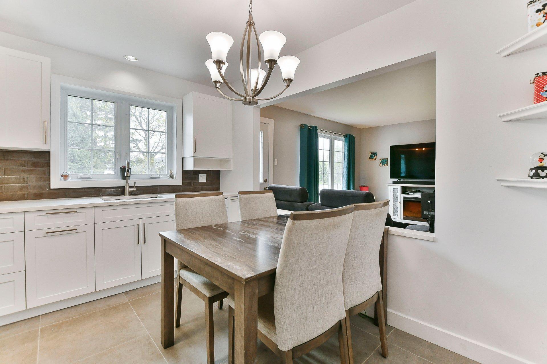 









8835


Av. Gravel

,
Laval (Saint-François),




QC
H7A1P2

