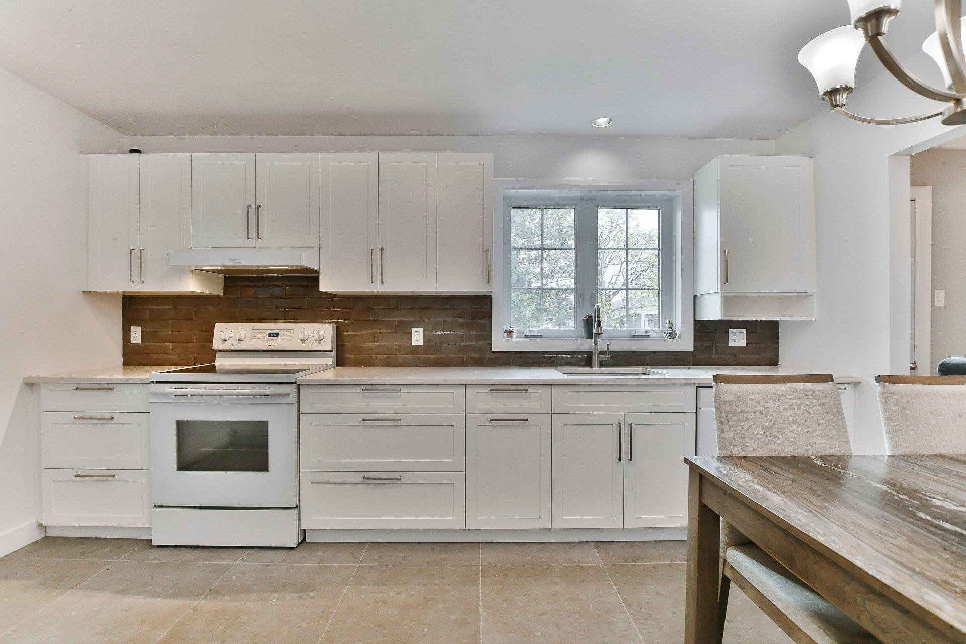 









8835


Av. Gravel

,
Laval (Saint-François),




QC
H7A1P2

