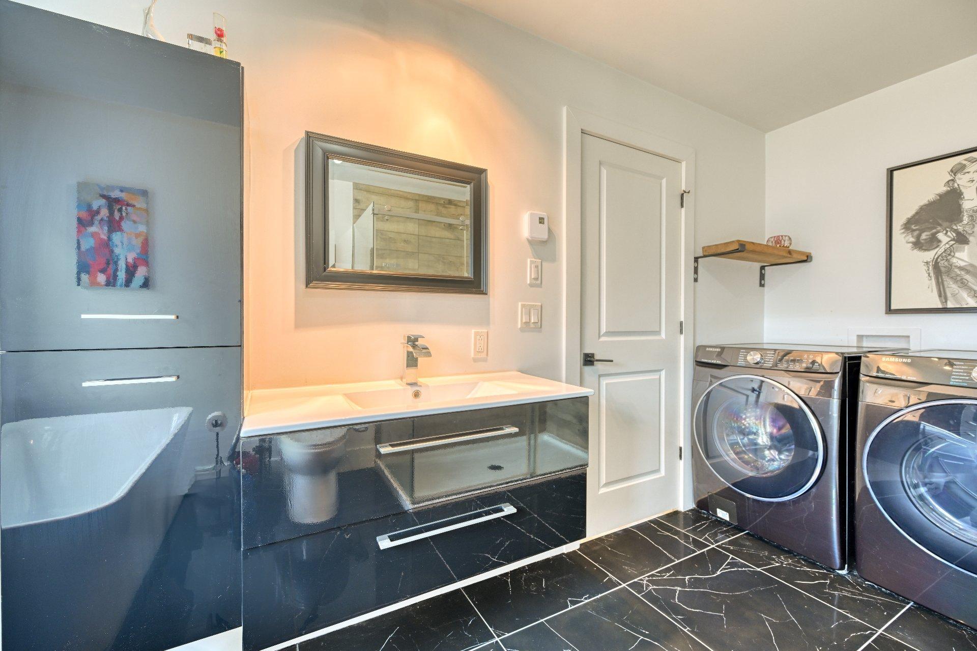 









52Z

 - 52AZ


31e Avenue

,
Sainte-Marthe-sur-le-Lac,




QC
J0N1P0

