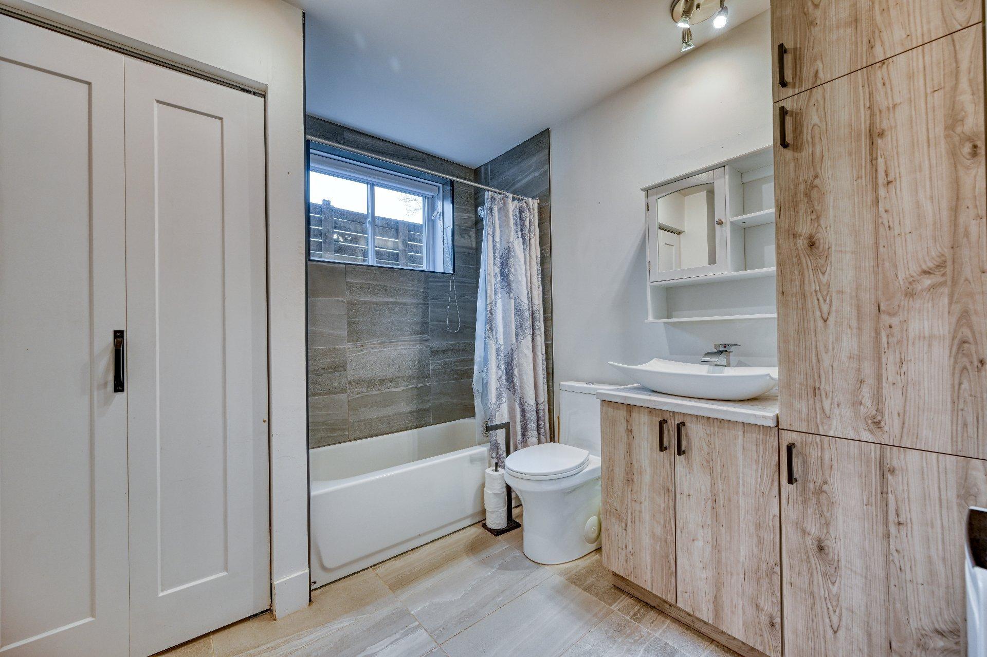 









52Z

 - 52AZ


31e Avenue

,
Sainte-Marthe-sur-le-Lac,




QC
J0N1P0

