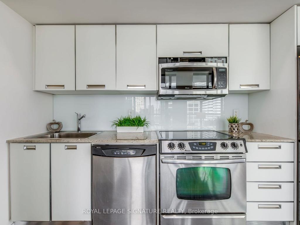 









33


Charles

Street East, 2009,
Toronto,




ON
M4Y 1R9

