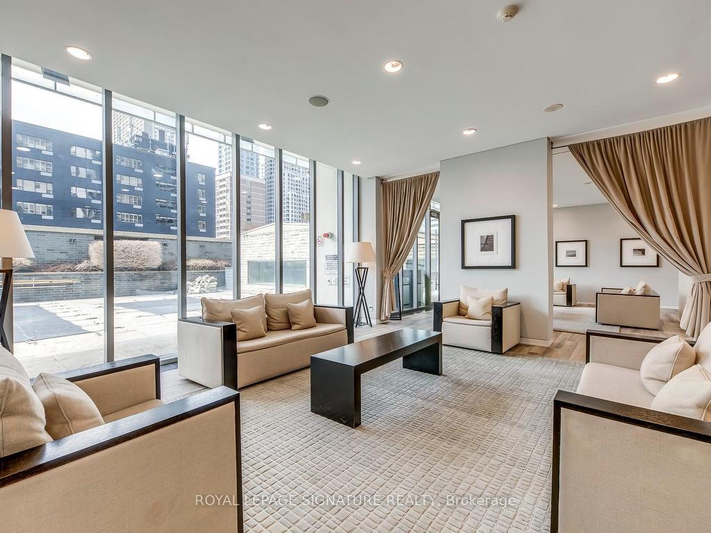 









33


Charles

Street East, 2009,
Toronto,




ON
M4Y 1R9

