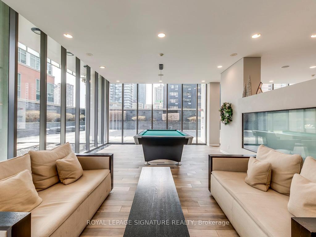 









33


Charles

Street East, 2009,
Toronto,




ON
M4Y 1R9

