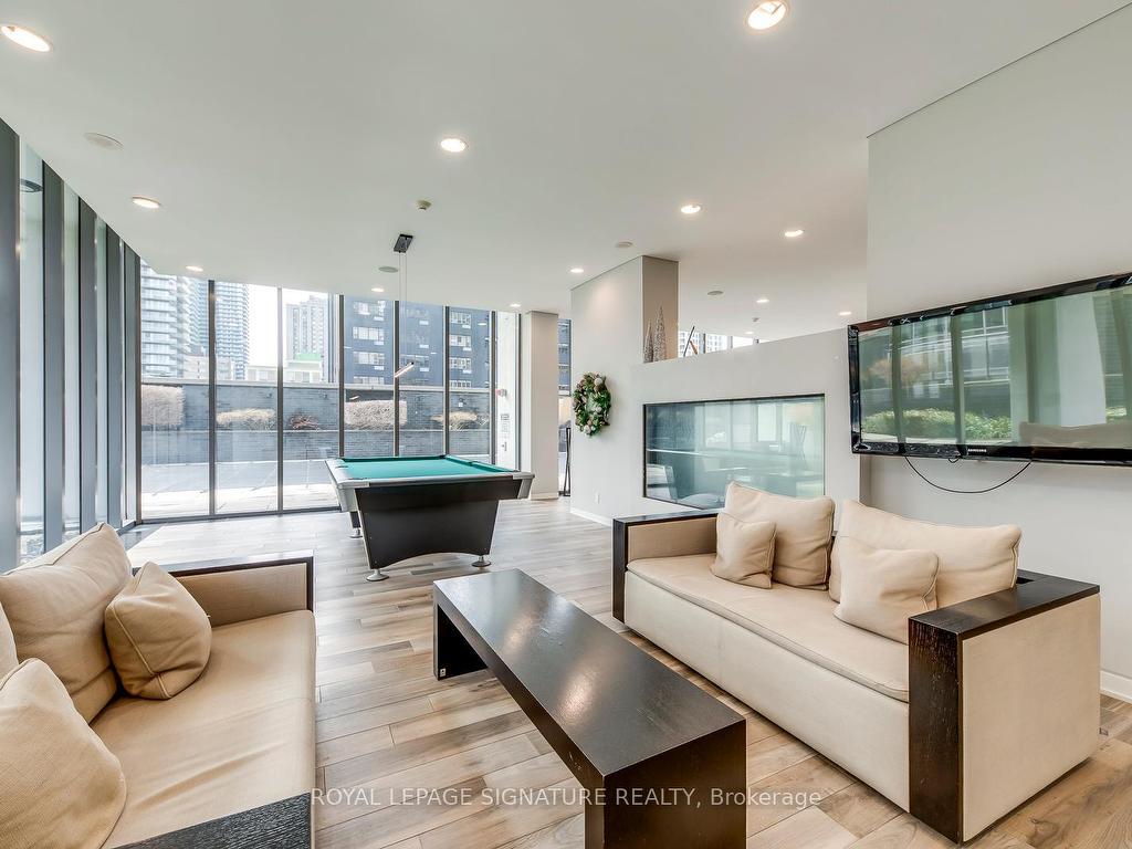 









33


Charles

Street East, 2009,
Toronto,




ON
M4Y 1R9

