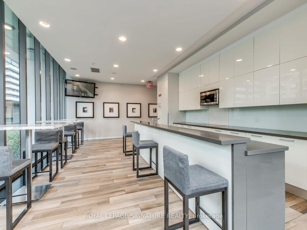 









33


Charles

Street East, 2009,
Toronto,




ON
M4Y 1R9

