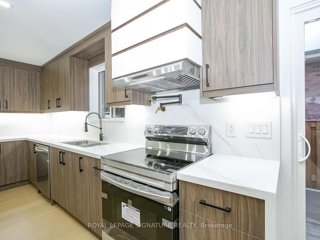 









633


Green Meadow

Crescent North,
Waterloo,




ON
N2V 1E1

