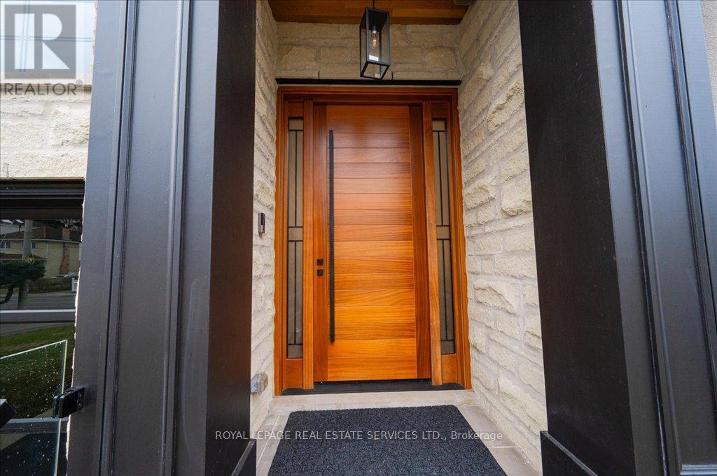 












78 SOUTH KINGSWAY

,
Toronto,




Ontario
M6S3T3

