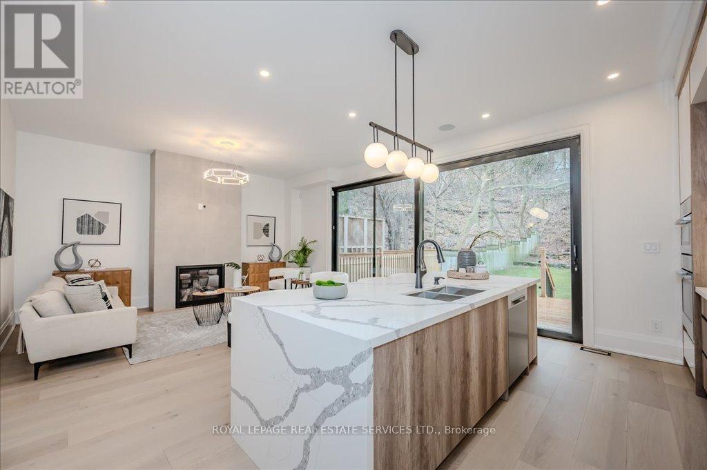 












78 SOUTH KINGSWAY

,
Toronto,




Ontario
M6S3T3

