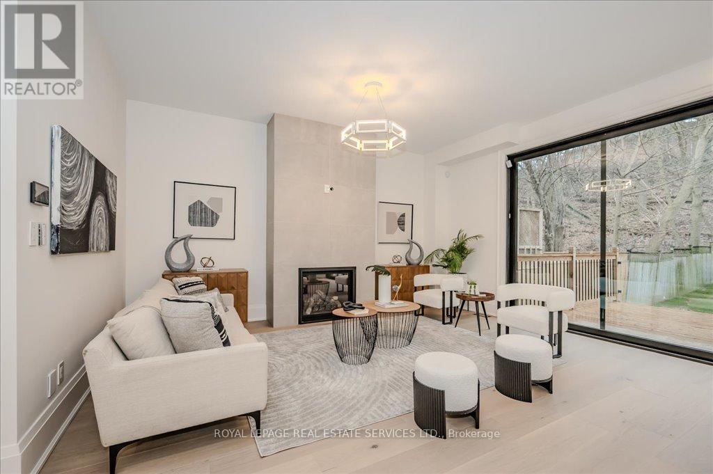 












78 SOUTH KINGSWAY

,
Toronto,




Ontario
M6S3T3

