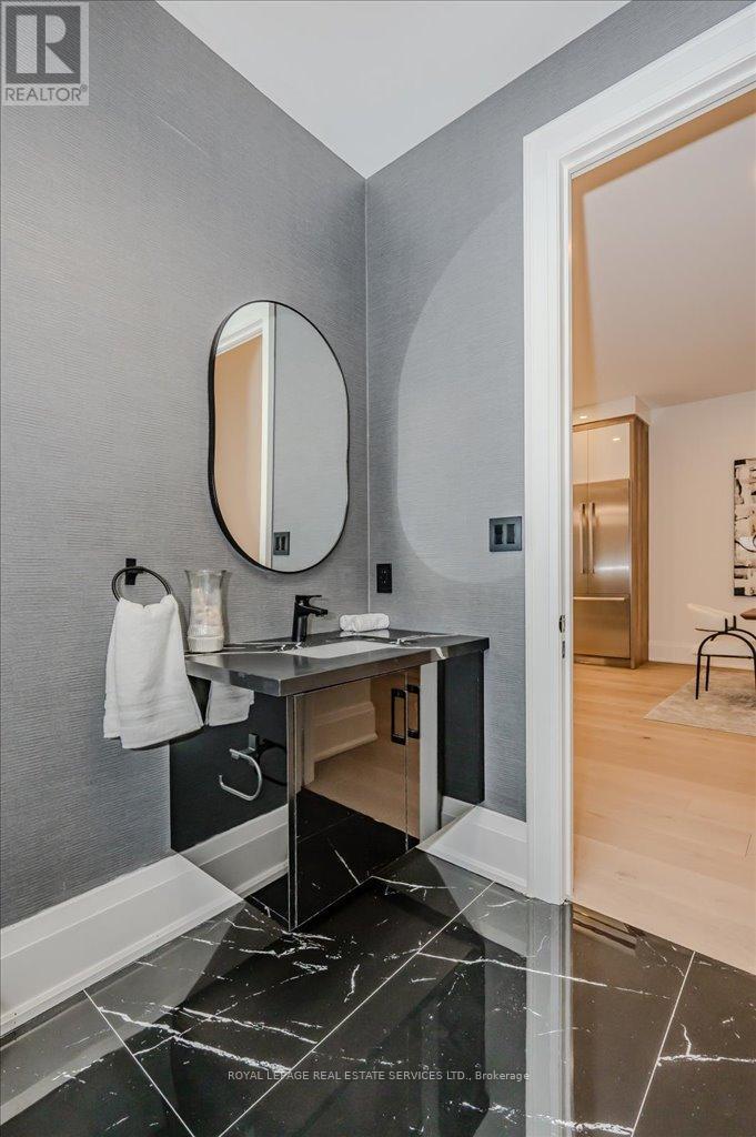 












78 SOUTH KINGSWAY

,
Toronto,




Ontario
M6S3T3

