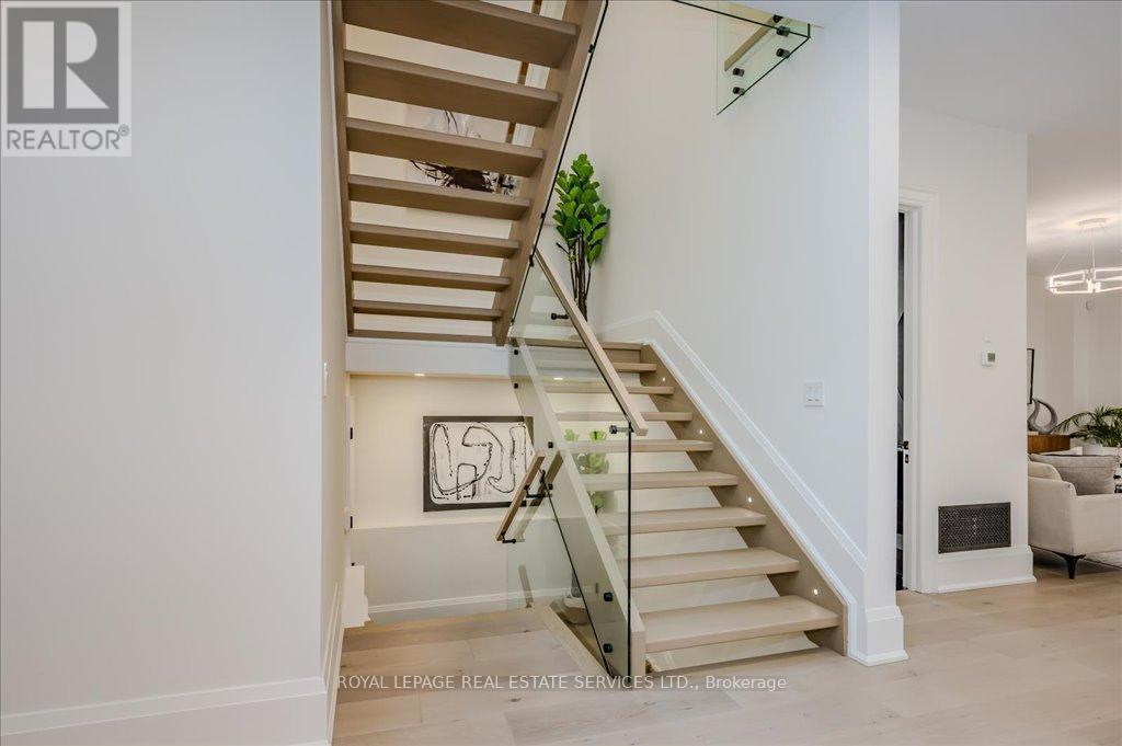 












78 SOUTH KINGSWAY

,
Toronto,




Ontario
M6S3T3

