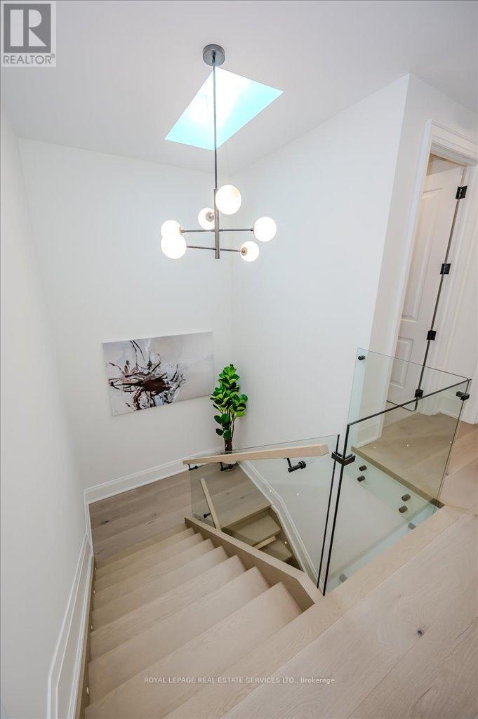 












78 SOUTH KINGSWAY

,
Toronto,




Ontario
M6S3T3


