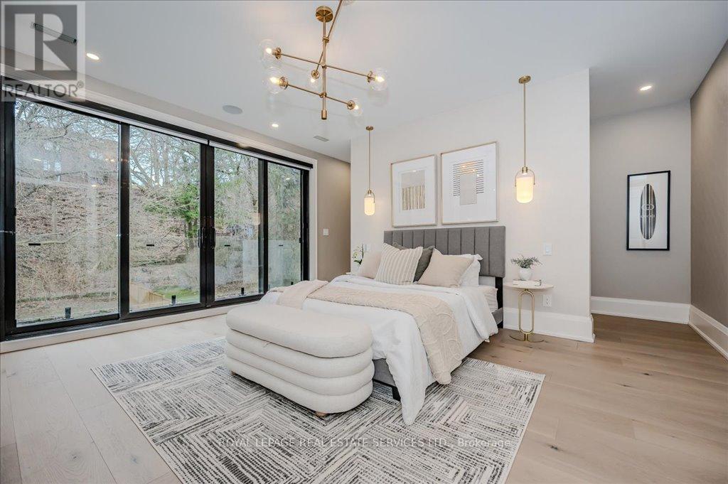 












78 SOUTH KINGSWAY

,
Toronto,




Ontario
M6S3T3

