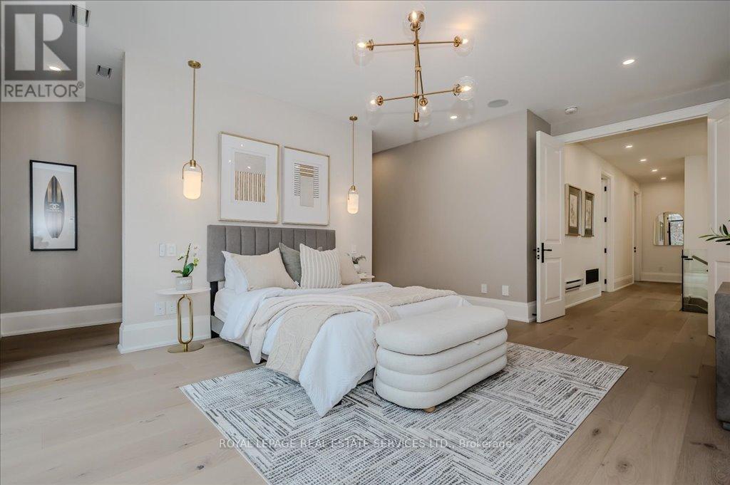 












78 SOUTH KINGSWAY

,
Toronto,




Ontario
M6S3T3


