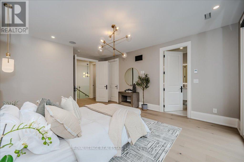 












78 SOUTH KINGSWAY

,
Toronto,




Ontario
M6S3T3


