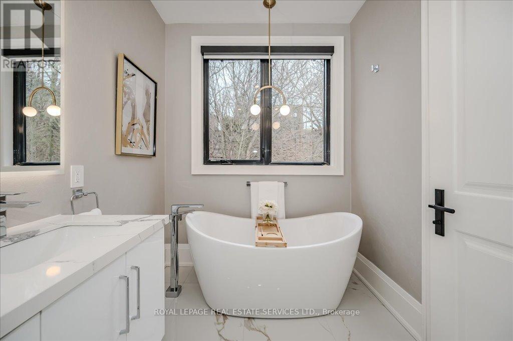 












78 SOUTH KINGSWAY

,
Toronto,




Ontario
M6S3T3

