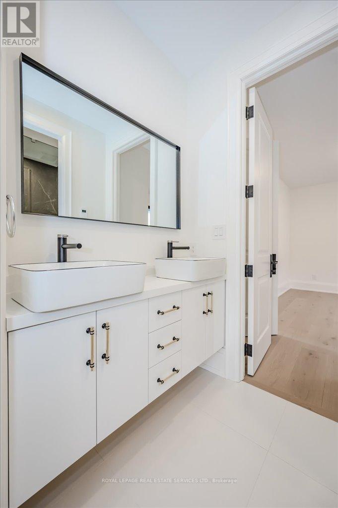 












78 SOUTH KINGSWAY

,
Toronto,




Ontario
M6S3T3

