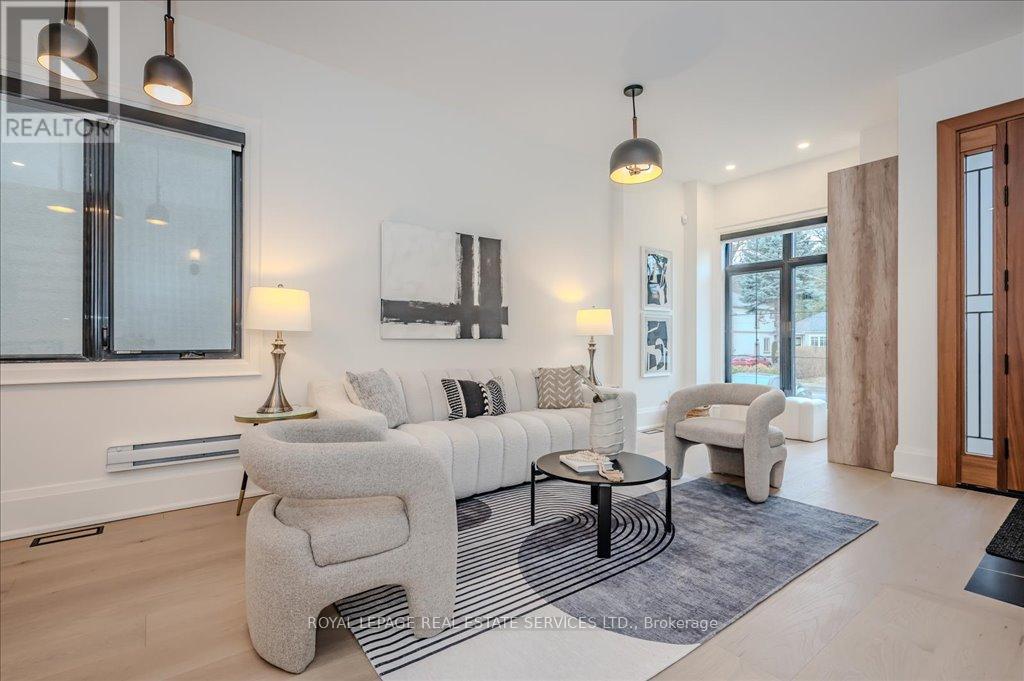 












78 SOUTH KINGSWAY

,
Toronto,




Ontario
M6S3T3

