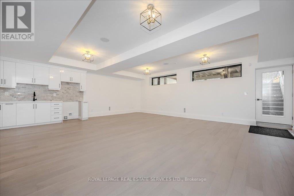 












78 SOUTH KINGSWAY

,
Toronto,




Ontario
M6S3T3

