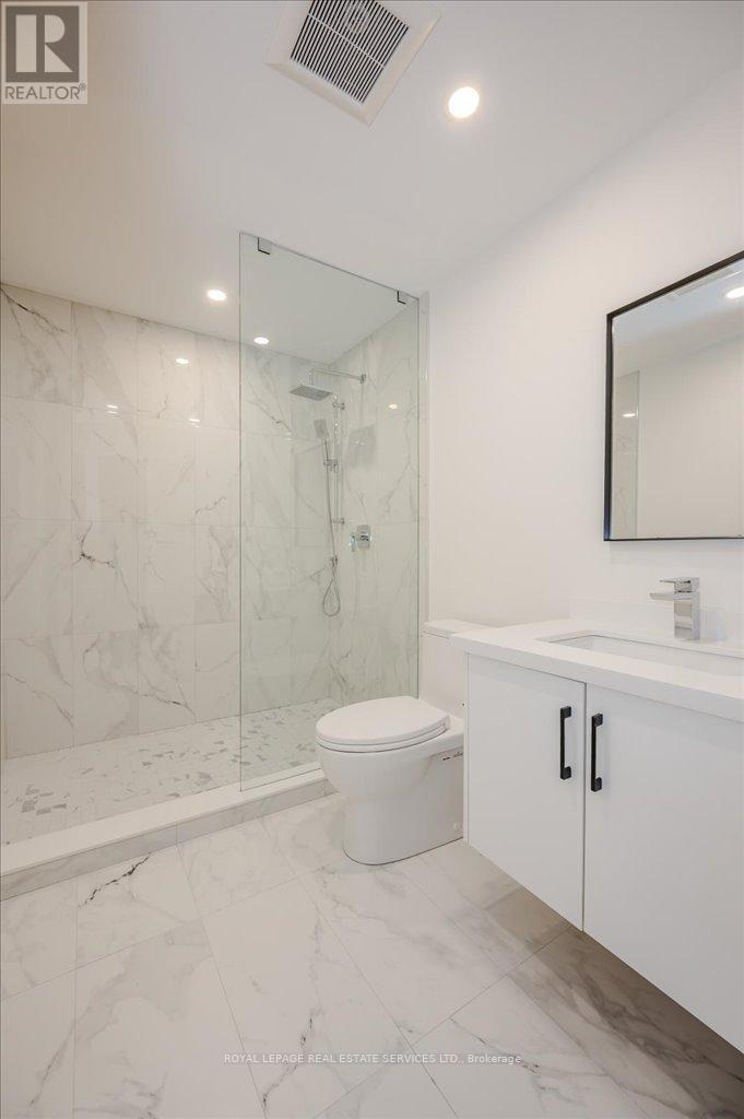 












78 SOUTH KINGSWAY

,
Toronto,




Ontario
M6S3T3

