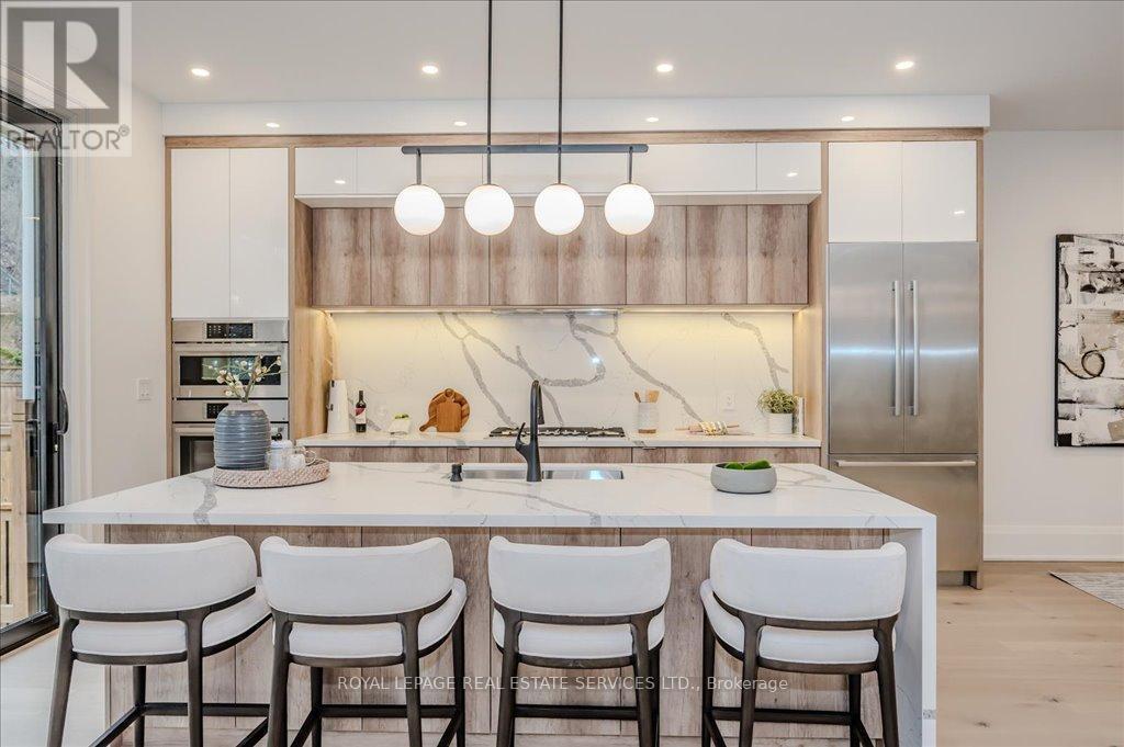 












78 SOUTH KINGSWAY

,
Toronto,




Ontario
M6S3T3

