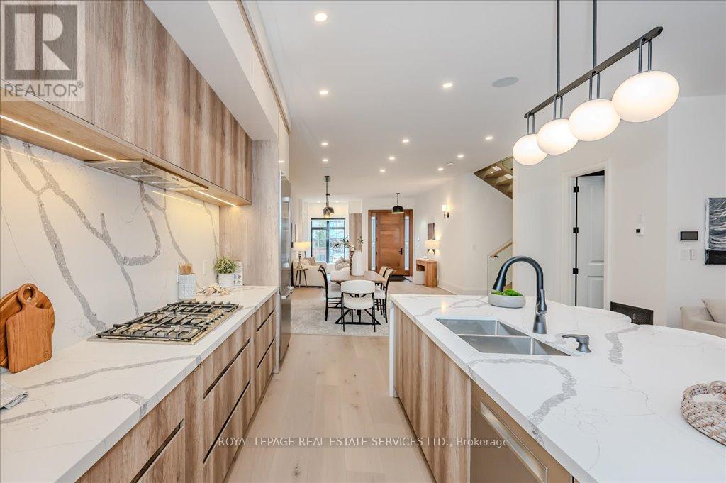 












78 SOUTH KINGSWAY

,
Toronto,




Ontario
M6S3T3

