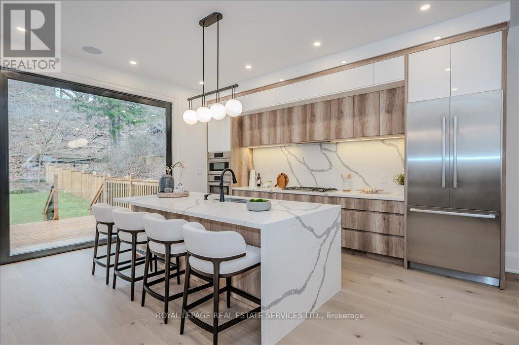 












78 SOUTH KINGSWAY

,
Toronto,




Ontario
M6S3T3

