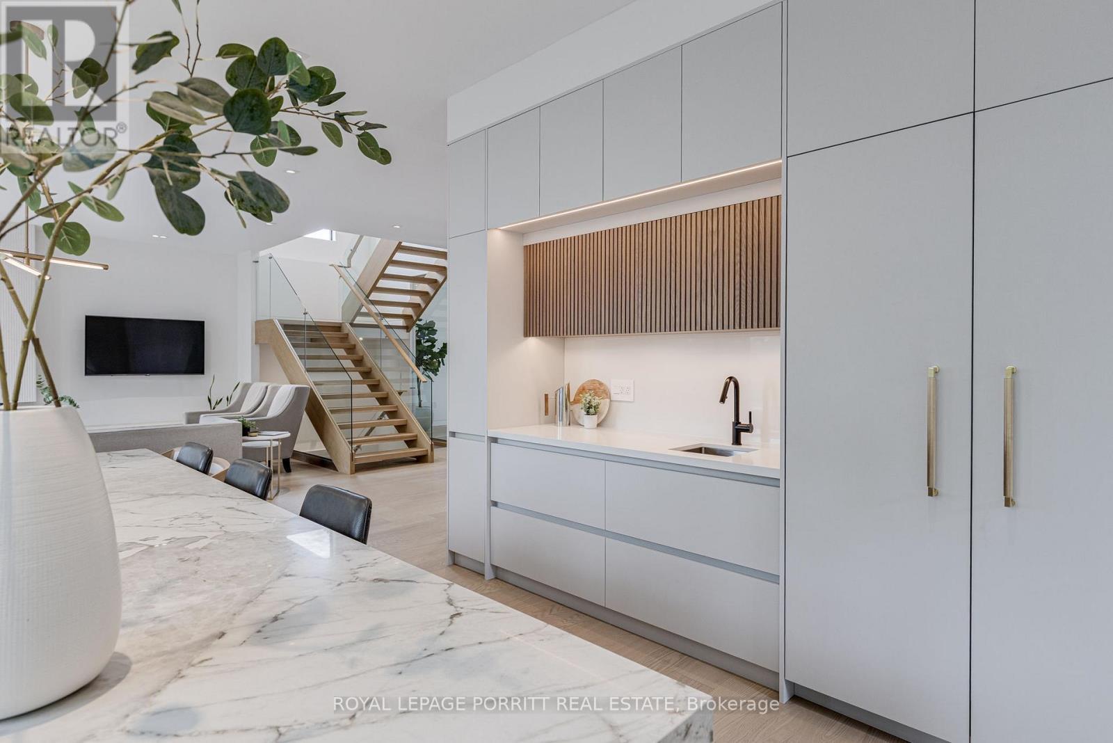 












22 DELMA DRIVE

,
Toronto,




Ontario
M8W4N4

