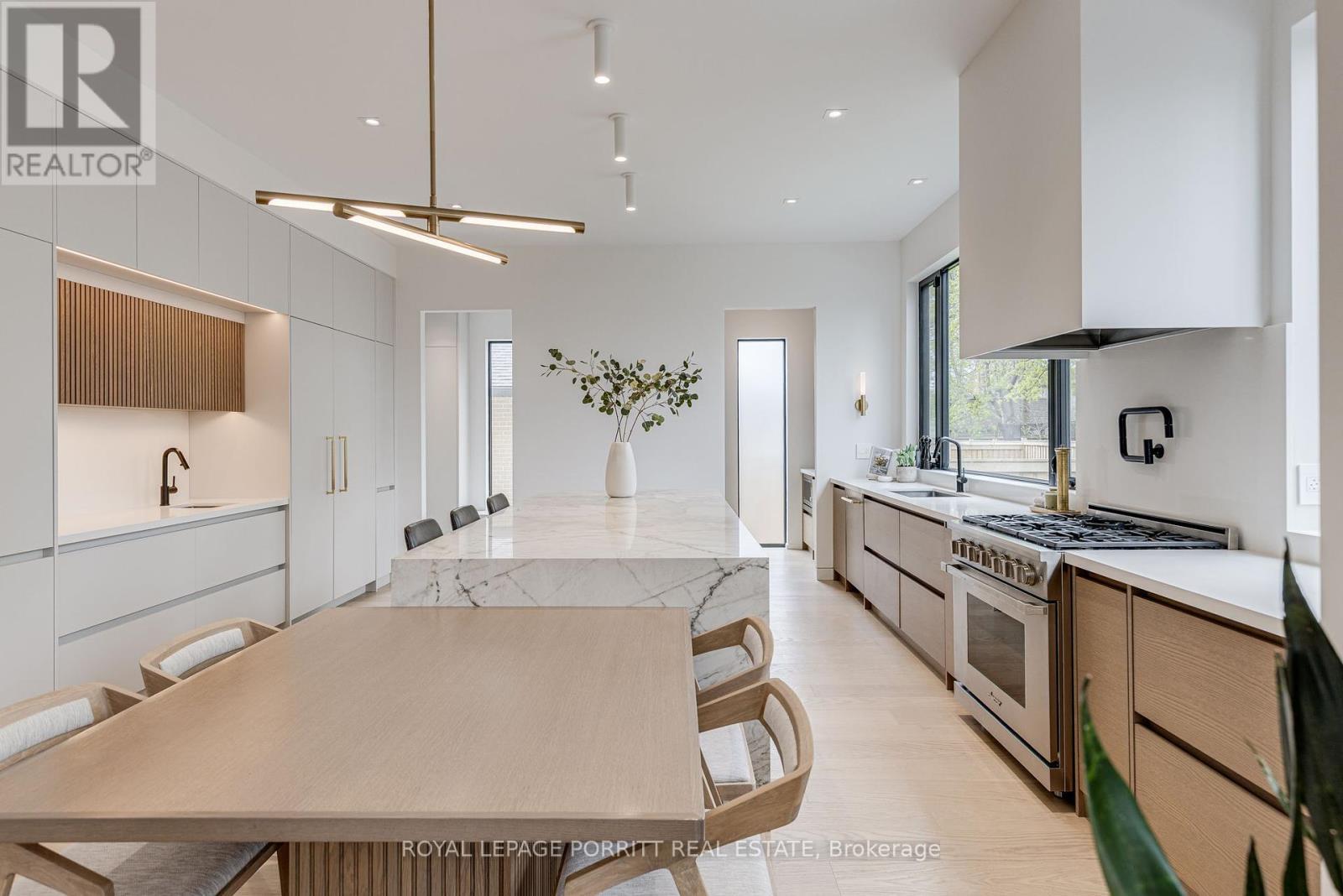 












22 DELMA DRIVE

,
Toronto,




Ontario
M8W4N4


