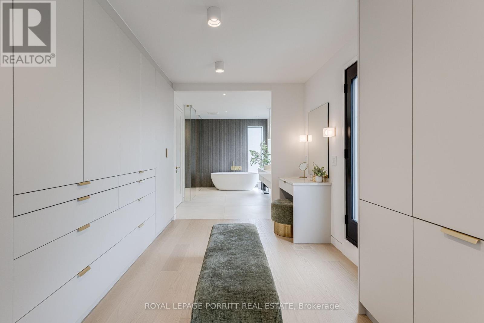 












22 DELMA DRIVE

,
Toronto,




Ontario
M8W4N4


