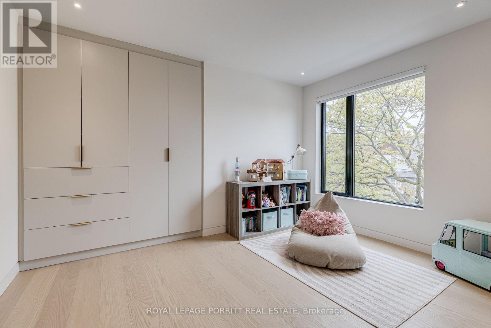 












22 DELMA DRIVE

,
Toronto,




Ontario
M8W4N4

