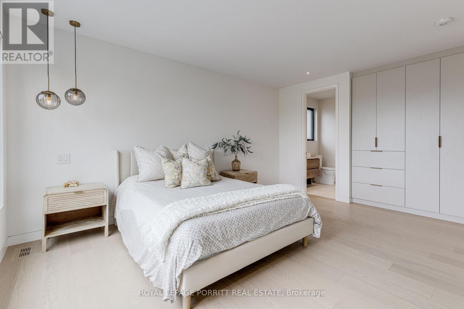 












22 DELMA DRIVE

,
Toronto,




Ontario
M8W4N4

