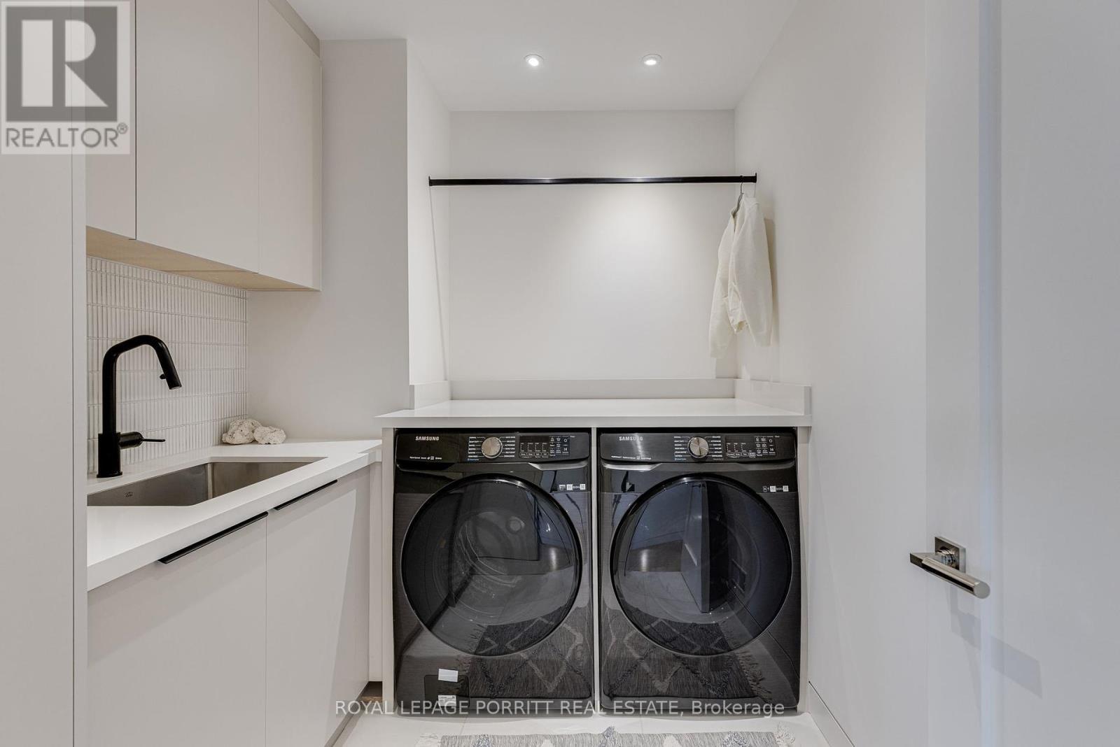 












22 DELMA DRIVE

,
Toronto,




Ontario
M8W4N4

