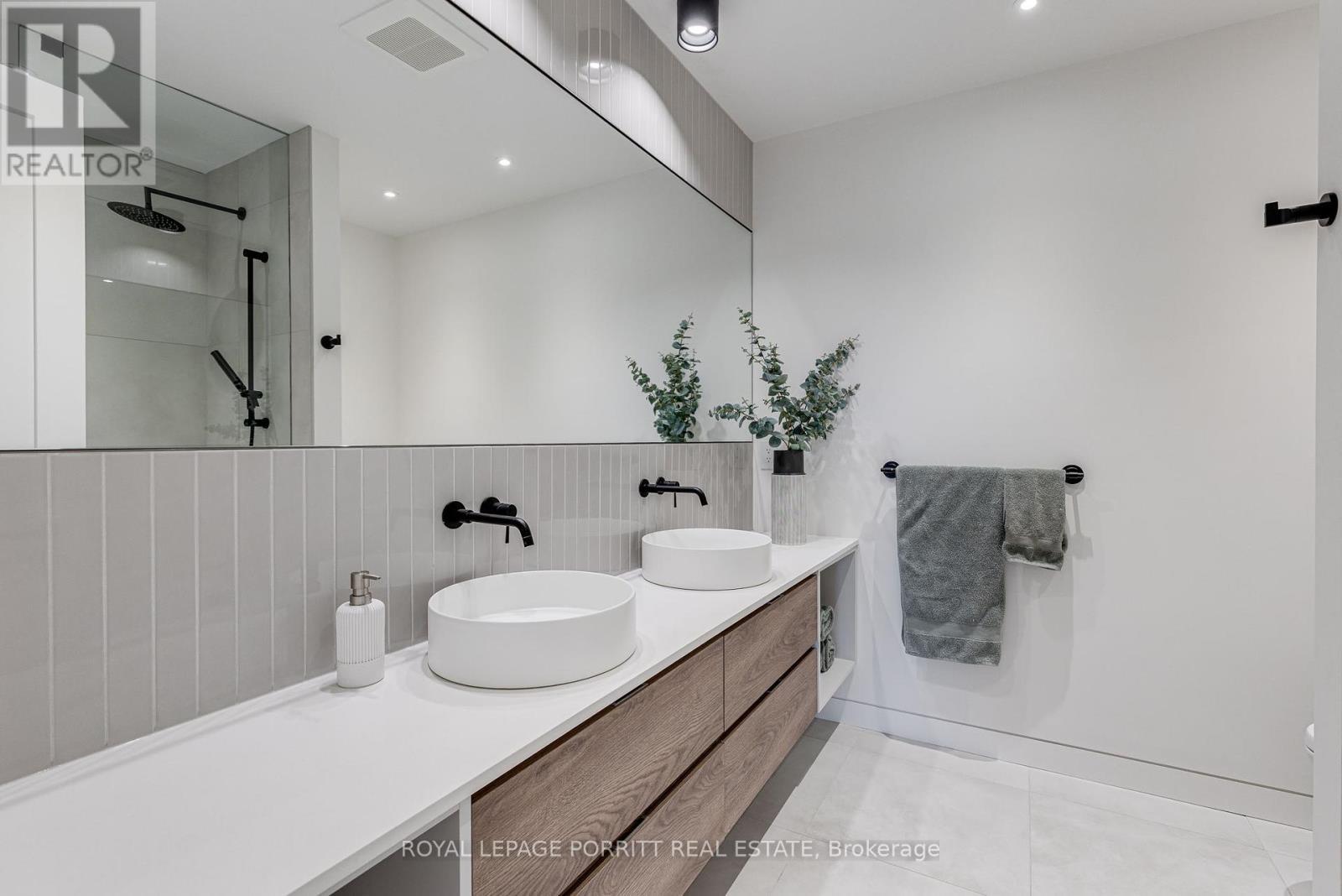 












22 DELMA DRIVE

,
Toronto,




Ontario
M8W4N4

